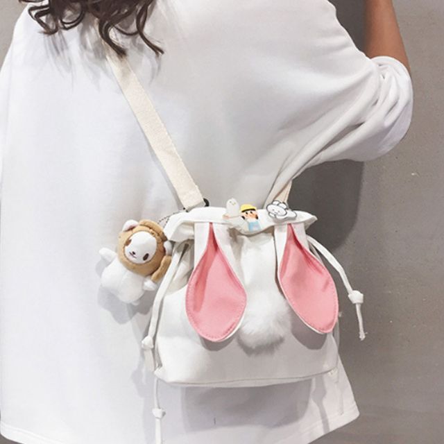 여성 10대 바디백 유행 트렌드 메신저백 흰색 가방